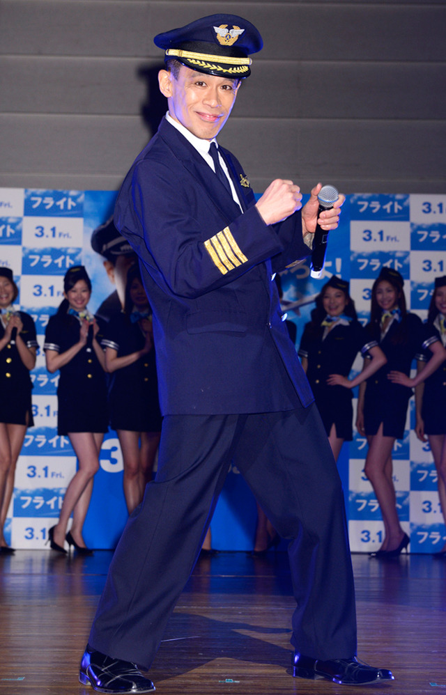 『フライト』公開直前イベントに登場した“一日機長”の柳沢慎吾＆「モデルガールズ」