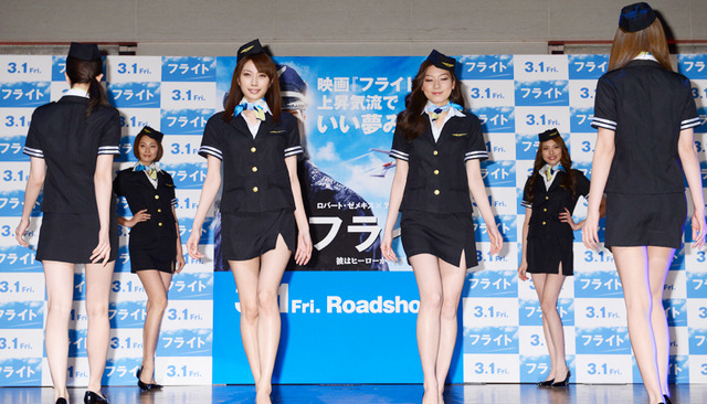 『フライト』公開直前イベントに登場した「モデルガールズ」