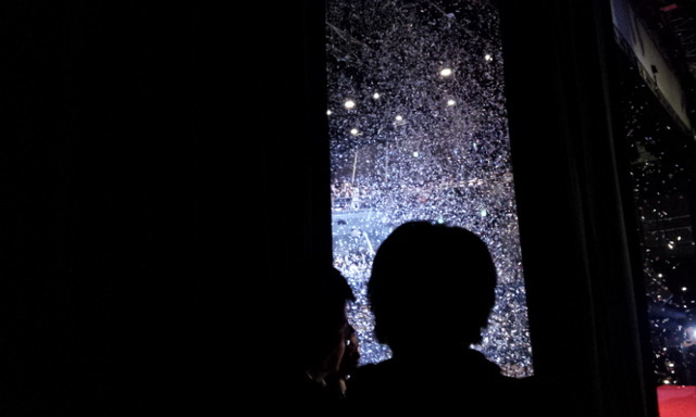 上映後のプラチナ紙ふぶき。舞台袖から撮りました。