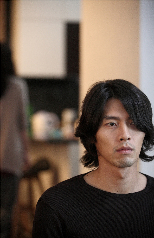 『愛してる、愛してない』ヒョンビンのオフショット -(C) 2011 bom Film Productions co.,ltd. All rights reserved.