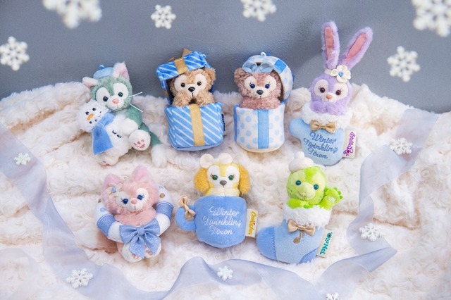 ぬいぐるみチャーム 各2,100 円（左上から時計回りに）ジェラトーニ、ダッフィー、シェリーメイ、ステラ・ルー、オル・メル、クッキー・アン、リーナ・ベルAs to Disney artwork, logos and properties： (C) Disney