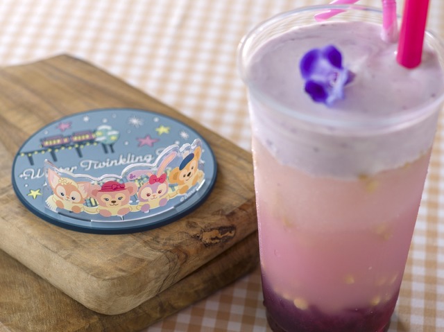 クリーム＆ベリードリンク（ステラ・ル ー、スーベニアコースター 付き1,500円As to Disney artwork, logos and properties： (C) Disney
