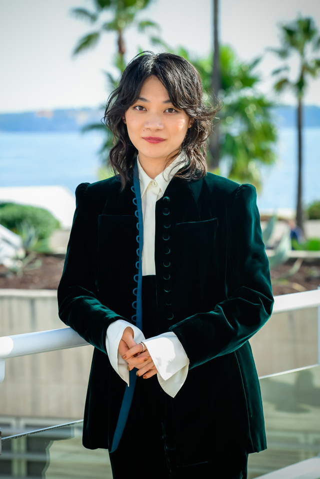 三浦透子（カンヌの景色をバックに）