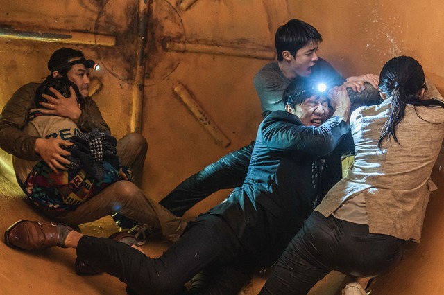 『奈落のマイホーム』© 2021 SHOWBOX AND THE TOWER PICTURES, INC. ALL RIGHTS RESERVED