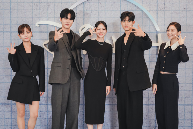 「代理リベンジ」© 2022 Disney and its related entities