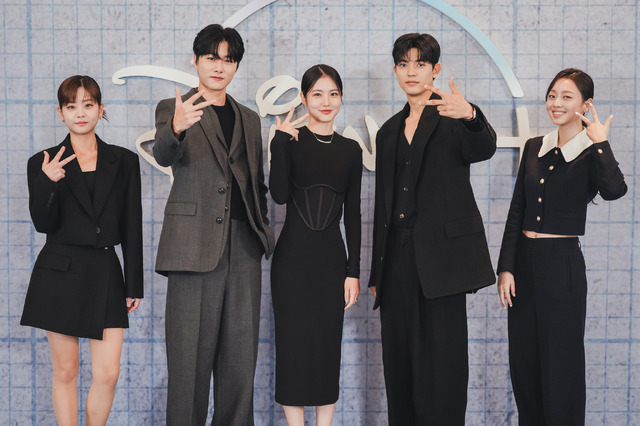 「代理リベンジ」© 2022 Disney and its related entities