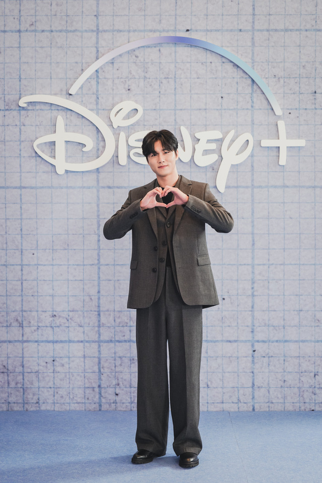 「代理リベンジ」© 2022 Disney and its related entities