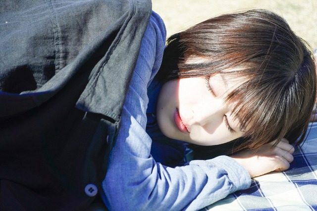 日野真織（福本莉子）お昼寝ショット『今夜、世界からこの恋が消えても』（C）2022「今夜、世界からこの恋が消えても」製作委員会