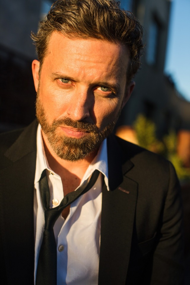 ロブ・ベネディクト Photo Credit Farrah Aviva