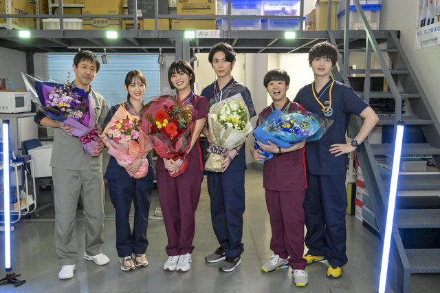 「祈りのカルテ 研修医の謎解き診察記録」クランクアップ写真