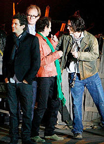 『パイレーツ・オブ・カリビアン／ワールド・エンド』のプレミアにて。左からオーランド・ブルーム、ビル・ナイ、キース・リチャーズ、ジョニー・デップ