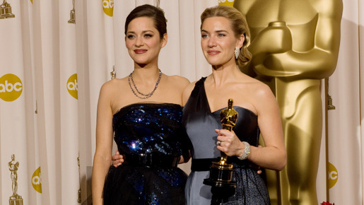 今年のオスカー授賞式にて。昨年の主演女優賞受賞のマリオン・コティヤールと今年、念願のオスカーを獲得したケイト・ウィンスレット -Bryan Crowe / (C) A.M.P.A.S. 