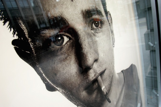 坊主頭だったユアン・マクレガー（『トレインスポッティング』ポスター） -(C) Getty Images