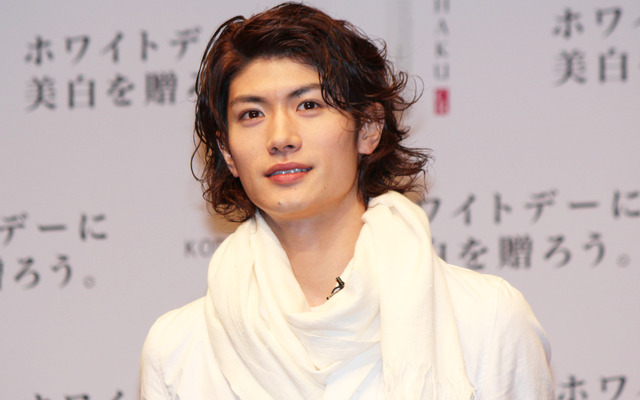 「ホワイトデーに美白を」プロジェクトPRイベントに登壇した三浦春馬