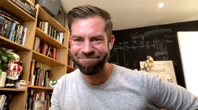 サイモン「ステージド3　俺たちの舞台、もうおしまい！？」　(c) Staged Films Limited MMXXII