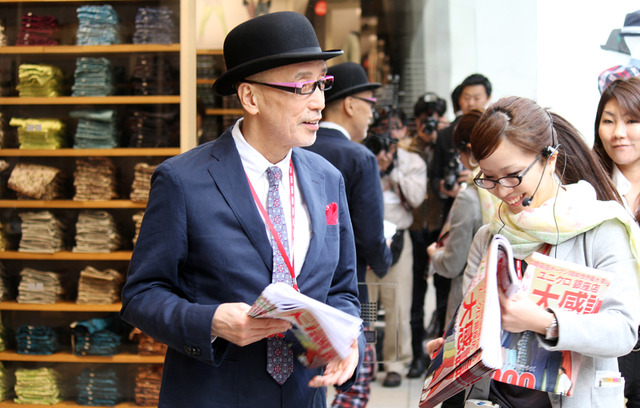 店頭でチラシ配りに励むテリー伊藤 in 「ユニクロ」銀座店1周年記念トークショー