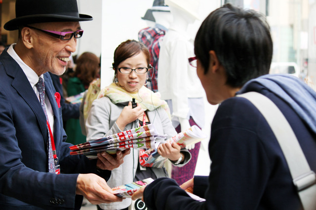 店頭でチラシ配りに励むテリー伊藤 in 「ユニクロ」銀座店1周年記念トークショー