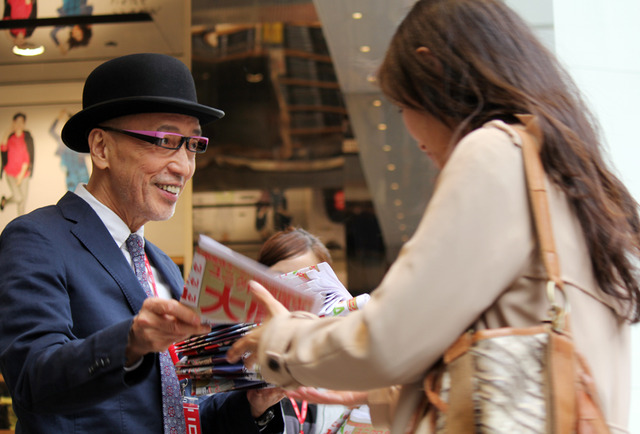 店頭でチラシ配りに励むテリー伊藤 in 「ユニクロ」銀座店1周年記念トークショー