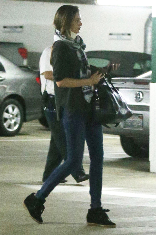 むち打ち症用の頸椎コルセットを装着して歩くミランダ・カー -(C) Getty Images