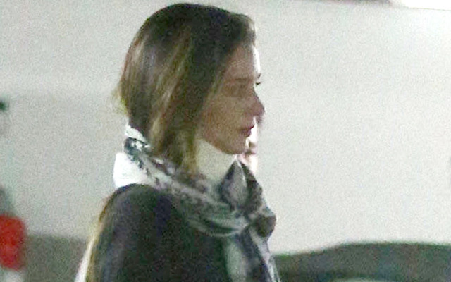 むち打ち症用の頸椎コルセットを装着して歩くミランダ・カー -(C) Getty Images