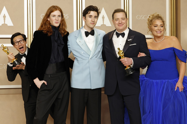 キー・ホイ・クァン＆ブレンダン・フレイザー Photo by Mike CoppolaGetty Images