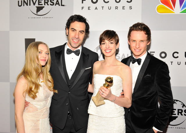 ゴールデングローブ賞授賞式でのアマンダ・セイフライド、サシャ・バロン・コーエン、アン・ハサウェイ、エディ・レッドメイン -(C) Getty Images