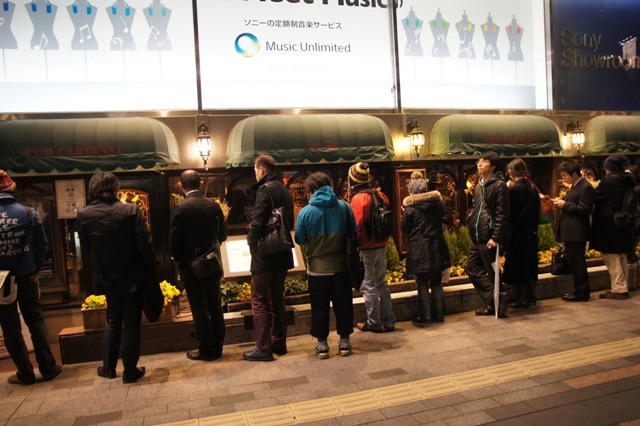 店外から見つめる観客も続出