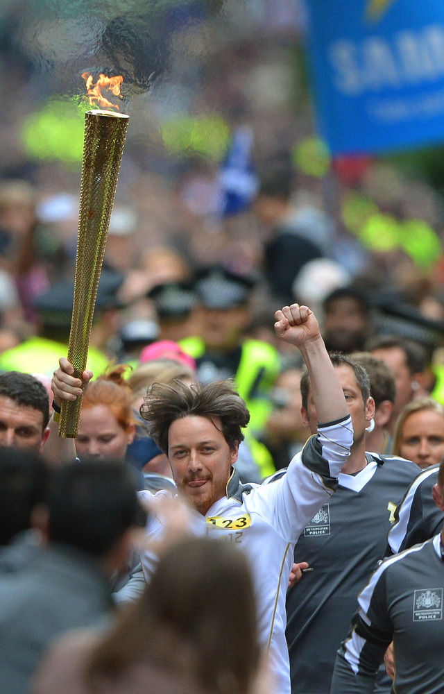 聖火ランナーとして走るジェームズ・マカヴォイ -(C) Getty Images