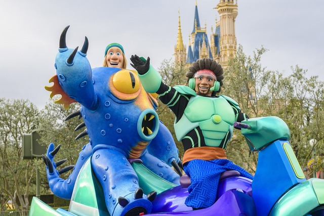 話題のデイタイムパレード「ディズニー・ハーモニー・イン・カラー」 | 動画を公開！As to Disney artwork, logos and properties： (C) Disney