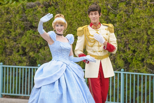 話題のデイタイムパレード「ディズニー・ハーモニー・イン・カラー」 | 動画を公開！As to Disney artwork, logos and properties： (C) Disney