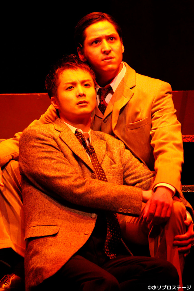 上から）田代万里生、伊礼彼方‐2014年舞台写真より　撮影：渡部孝弘