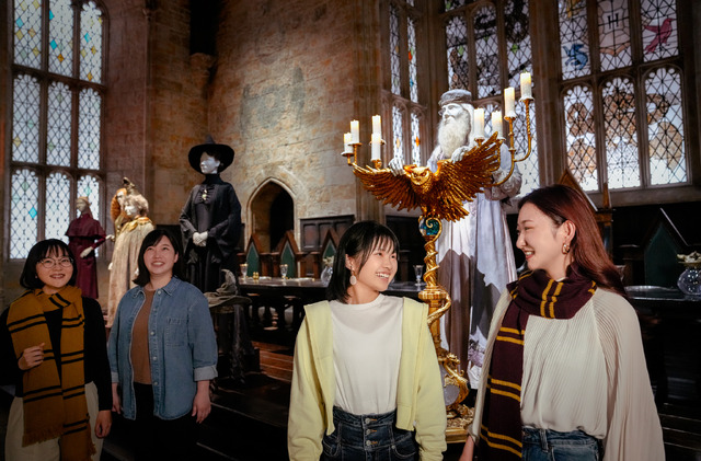 大広間「ワーナー ブラザース スタジオツアー東京 ‐ メイキング・オブ・ハリー・ポッター」‘Wizarding World’ and all related names, characters and indicia are trademarks of and © WarnerBros. Entertainment Inc. – Wizarding World publishing rights © J.K. Rowling.