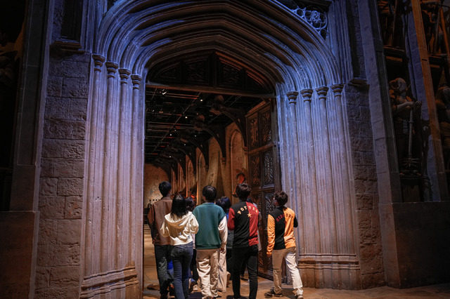 大広間 入り口「ワーナー ブラザース スタジオツアー東京 ‐ メイキング・オブ・ハリー・ポッター」‘Wizarding World’ and all related names, characters and indicia are trademarks of and © WarnerBros. Entertainment Inc. – Wizarding World publishing rights © J.K. Rowling.