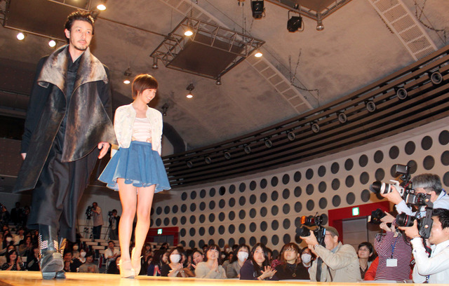 ランウェイを歩く本田翼＆オダギリジョー in ドラマ「午前3時の無法地帯」完成披露イベント