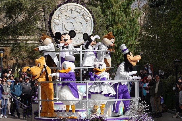 ディズニー100セレブレーションを記念したミニパレード（2023年1月撮影）