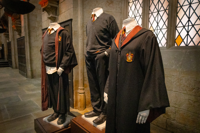 大広間 ホグワーツの制服「ワーナー ブラザース スタジオツアー東京 ‐ メイキング・オブ・ハリー・ポッター」‘Wizarding World’ and all related names, characters and indicia are trademarks of and © WarnerBros. Entertainment Inc. – Wizarding World publishing rights © J.K. Rowling.