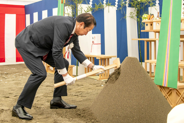 起工式の様子（オリエンタルランド代表取締役社長（兼）COO吉田謙次氏）As to Disney artwork, logos and properties： (C) Disney