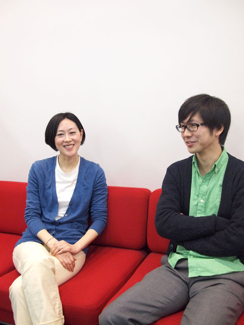 対談する雅子、中井圭