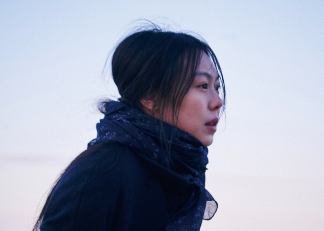 『夜の浜辺でひとり』