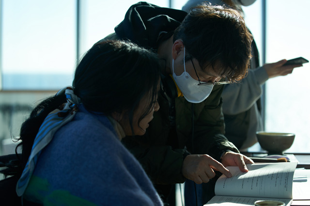 『THE WITCH／魔女　―増殖―』監督とチョ・ミンス　©2022 NEXT ENTERTAINMENT WORLD & GOLDMOON FILM.All Rights Reserved.