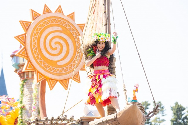 ～未知の世界へ～ディズニー＆ピクサー映画『メリダとおそろしの森』のメリダを先頭にディズニー映画『モアナと伝説の海』のモアナやディズニー映画『塔の上のラプンツェル』のラプンツェル、ディズニー映画『ポカホンタス』のポカホンタスといったディズニープリンセスたちが、それぞれの大切な決意や勇気を胸に未知の世界へと進んでいきます。(C) Disney As to Disney artwork, logos and properties： (C) Disney