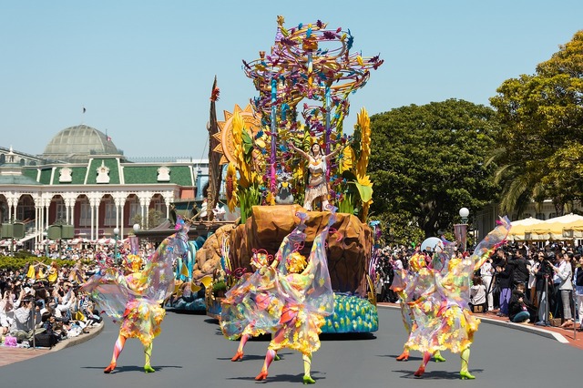 ～未知の世界へ～ディズニー＆ピクサー映画『メリダとおそろしの森』のメリダを先頭にディズニー映画『モアナと伝説の海』のモアナやディズニー映画『塔の上のラプンツェル』のラプンツェル、ディズニー映画『ポカホンタス』のポカホンタスといったディズニープリンセスたちが、それぞれの大切な決意や勇気を胸に未知の世界へと進んでいきます。(C) Disney As to Disney artwork, logos and properties： (C) Disney