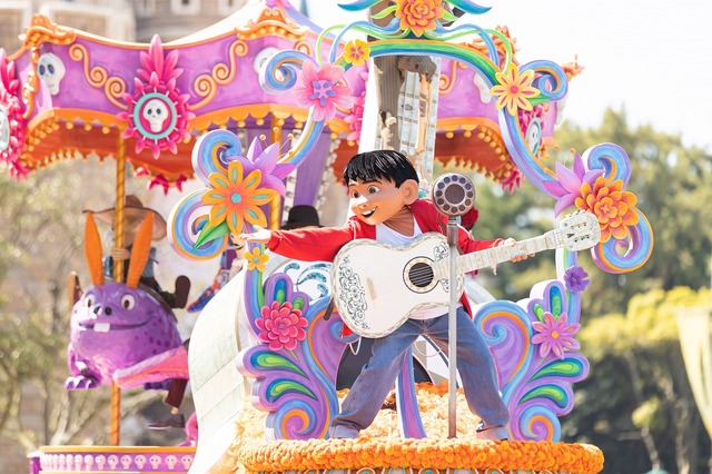 ～家族のきずな～ディズニー＆ピクサー映画『リメンバー・ミー』のミゲルが、彼の家族や仲間たちと一緒に死者の日の祝祭を楽しんでいます。(C) Disney As to Disney artwork, logos and properties： (C) Disney