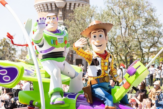 ～最高の仲間とともに～ディズニー＆ピクサー映画『トイ・ストーリー』シリーズのウッディとバズ・ライトイヤーがラジコン・カーのRCに乗って登場します。(C) Disney As to Disney artwork, logos and properties： (C) Disney