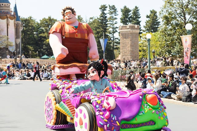 続いてディズニー映画『シュガー・ラッシュ』のヴァネロペと彼女の自慢の車にのったラルフが仲良く登場します。(C) Disney As to Disney artwork, logos and properties： (C) Disney