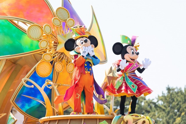 ～すべての夢が奏でるハーモニー～フィナーレは、すべての色が重なり合った美しいフロートとともに、40周年の衣装を身にまとったミッキーマウスとミニーマウス、そしておなじみの仲間たちが大集合します。そしてここから、たくさんの素晴らしい夢や瞬間が未来への色あざやかなハーモニーとなって広がっていきます。ミッキーマウスたちが乗ったフロートの先頭には、「40」の装飾がついています。(C) Disney As to Disney artwork, logos and properties： (C) Disney