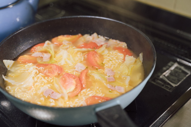 トマト塩ラーメン『アキはハルとごはんを食べたい』©たじまこと/竹書房・「アキハル」製作委員会