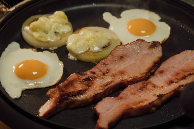 ベーコンエッグ『アキはハルとごはんを食べたい』©たじまこと/竹書房・「アキハル」製作委員会