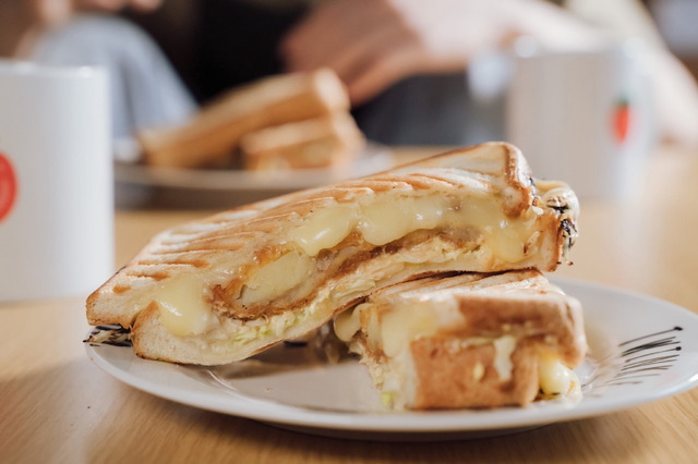 総菜コロッケのホットサンド『アキはハルとごはんを食べたい』©たじまこと/竹書房・「アキハル」製作委員会