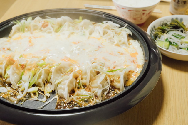 餃子チーズダッカルビ『アキはハルとごはんを食べたい』©たじまこと/竹書房・「アキハル」製作委員会